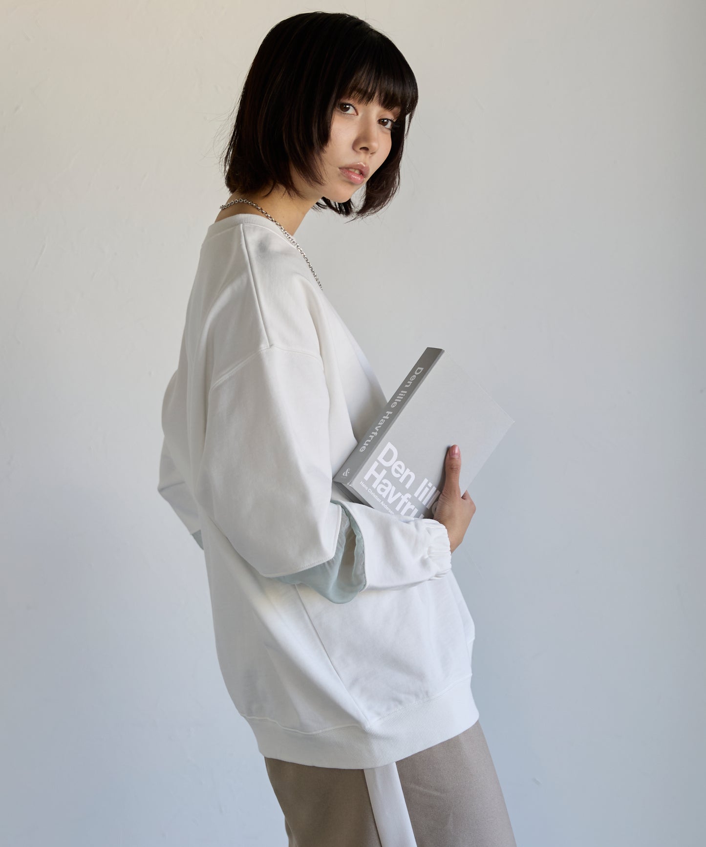 Sweatshirt with Sheer Sleeve Details　袖シアーディティールスウェット