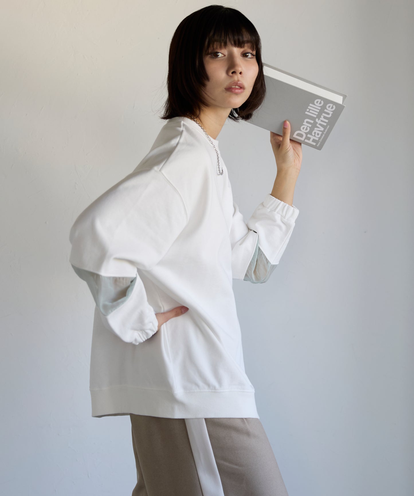Sweatshirt with Sheer Sleeve Details　袖シアーディティールスウェット