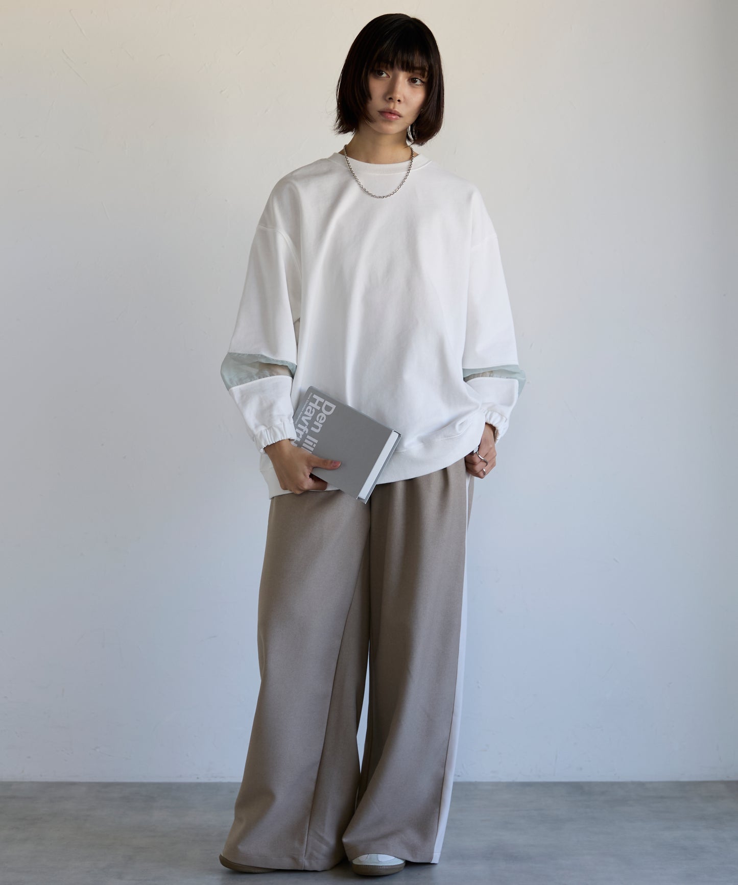 Sweatshirt with Sheer Sleeve Details　袖シアーディティールスウェット