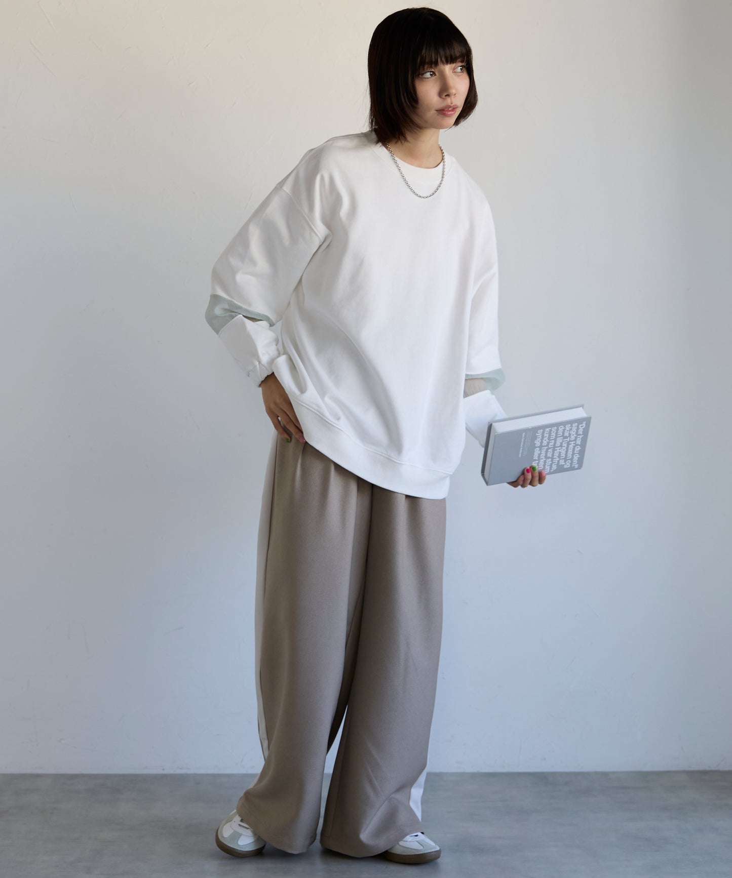 Sweatshirt with Sheer Sleeve Details　袖シアーディティールスウェット