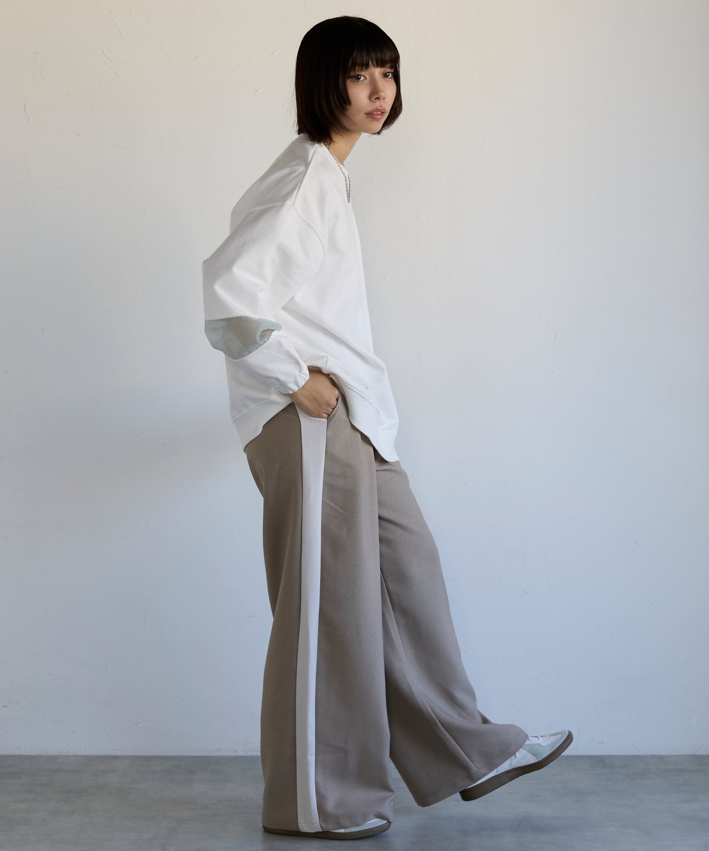 Sweatshirt with Sheer Sleeve Details　袖シアーディティールスウェット