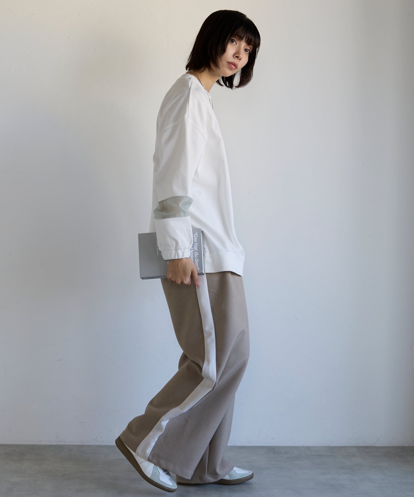 Sweatshirt with Sheer Sleeve Details　袖シアーディティールスウェット